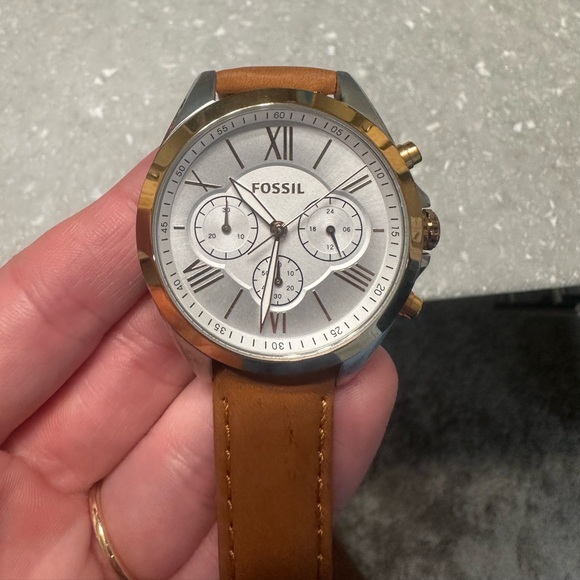 NEVER WORN! Women’s fossil watch in gold and silver with tan leather strap - Picture 2 of 3